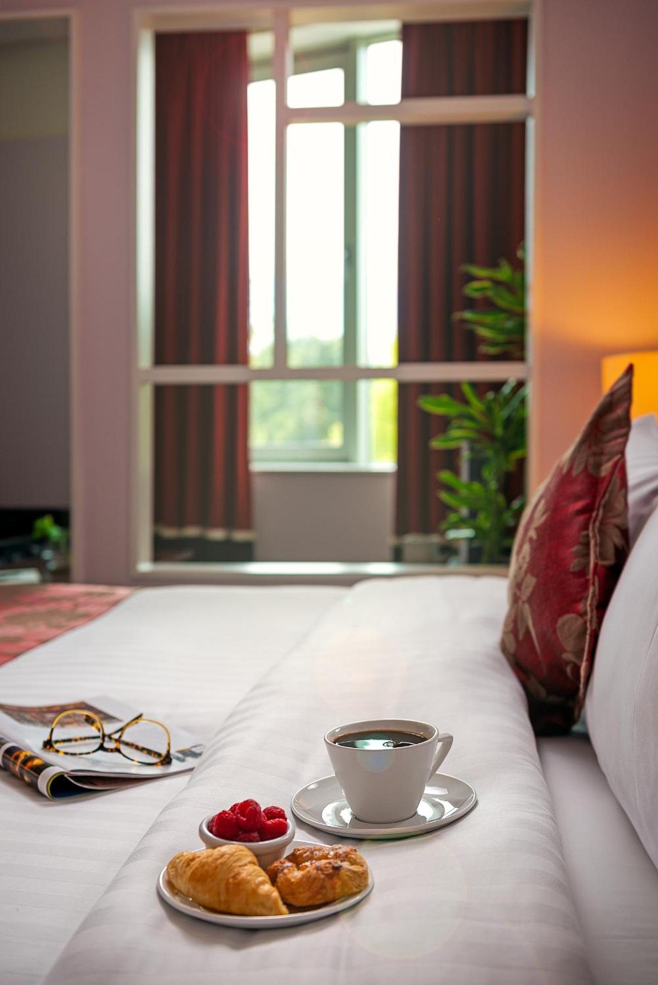 Carlton Hotel Blanchardstown Bagian luar foto