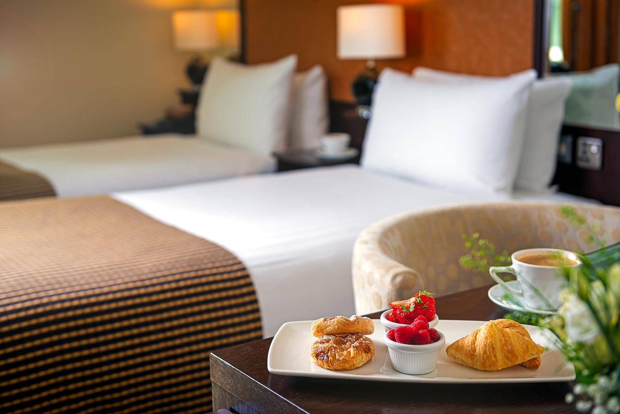 Carlton Hotel Blanchardstown Bagian luar foto